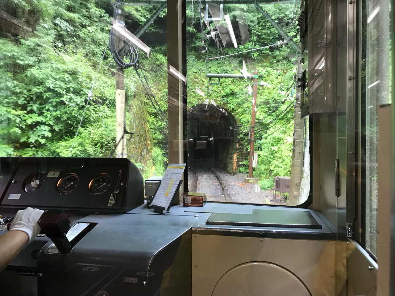 トンネル　登山電車